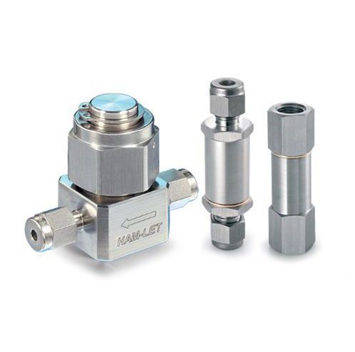 Drei Hydraulikkomponenten aus Metall: ein Druckregler mit verstellbarem Drehknopf und zwei Anschlüsse, alle in polierter Ausführung.