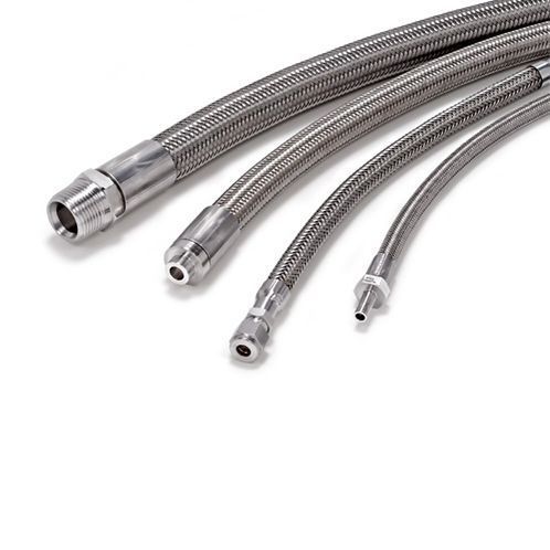 Vier glänzende, geflochtene Schläuche aus Edelstahl mit verschiedenen Anschlüssen, angeordnet auf weißem Hintergrund.