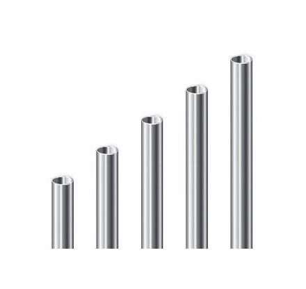 Fünf silberne Metallrohre unterschiedlicher Länge, die in aufsteigender Reihenfolge von links nach rechts angeordnet sind und ihr schlankes, zylindrisches Design zur Geltung bringen.