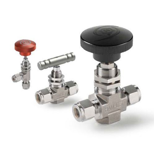 Eine Gruppe von drei Metallventilen unterschiedlicher Größe, die verschiedene Arten von Knöpfen zur Steuerung des Flüssigkeitsdurchflusses zeigen.