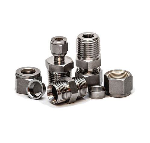 Eine Sammlung verschiedener metallischer Sanitärarmaturen, darunter Muttern, Schrauben und Anschlüsse, angeordnet auf einem weißen Hintergrund.